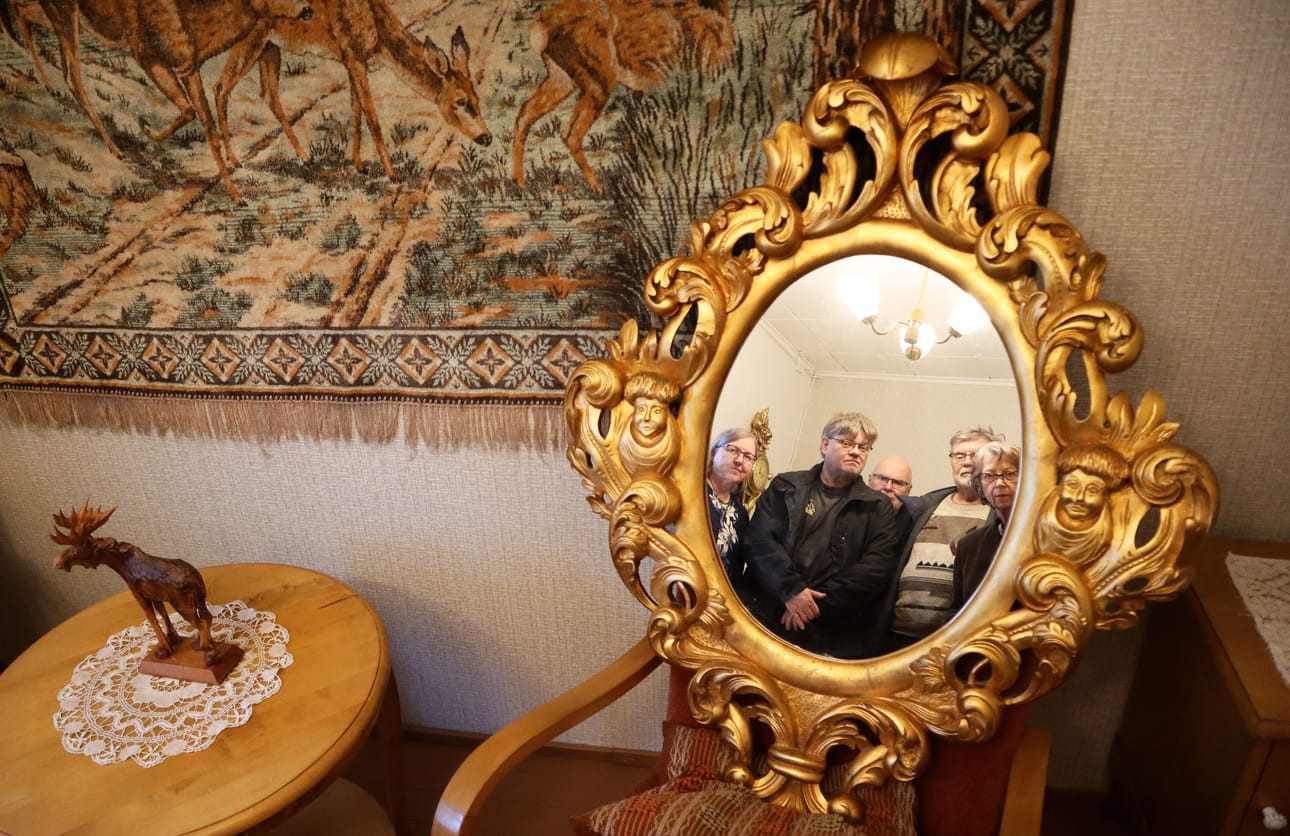 Eija Riikonen, Esko Laitala, Hannu Tuomela, Pentti Purtola ja Marianne Koskimies-Envall kertovat Puuseppämuseon tulevasta näyttelystä. Kuvan peili on valmistunut vuonna 1949 ja sen tekemisen on todennäköisesti aloittanut Veikko Lehtoniemi ja vienyt loppuun Eino Anselm Wiik.