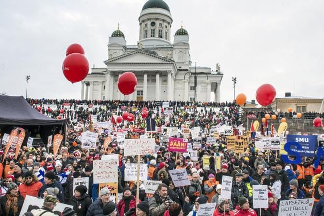 Kansalaiset osoittivat 2. helmikuuta 2018 mieltä aktiivimallia vastaan. Tänä vuonna pitkäaikaistyöttömien työllistymistä vauhditetaan tulospalkkioilla. KUVA: Kimmo Penttinen