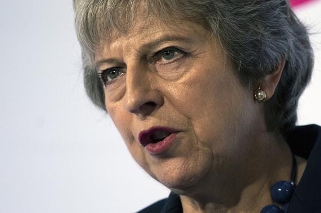 Theresa May on tiukentanut äänensävyään EU:n suuntaan. Sillä hän aikoo voittaa kovaa brexitiä vaativat puoluetoverinsa puolelleen. KUVA: WILL OLIVER / EPA