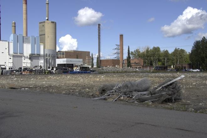 Vaskiluodon maaperää on jo valmisteltu uudelle tuotanto- ja tuotekehitysyksikölle. Nyt rakentajat näyttävät pitävän kesälomia. KUVA: JARI JURKKA