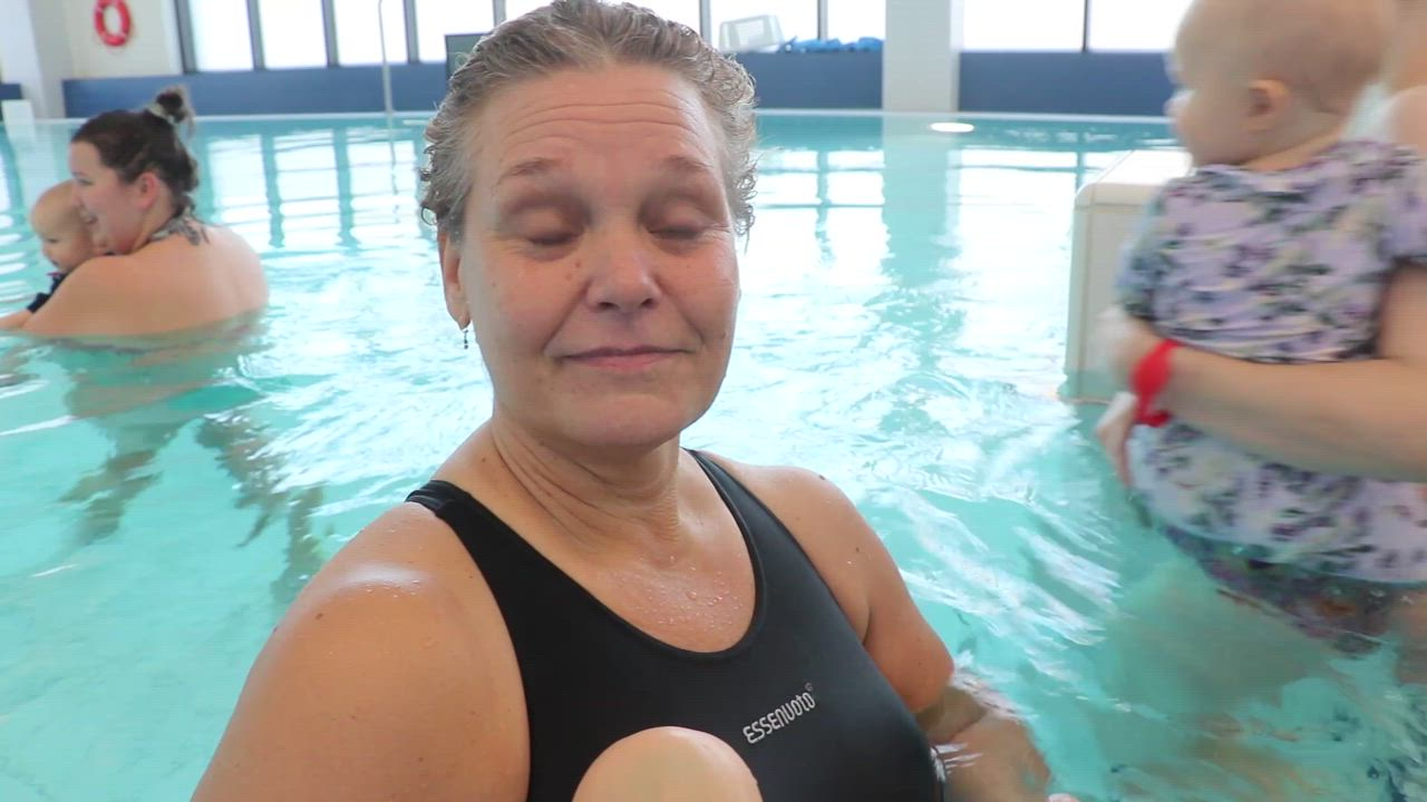 Vauvauintia Oulaisissa vetävä Anu Sankilampi opastaa, mitä vauvauinnissa tehdään