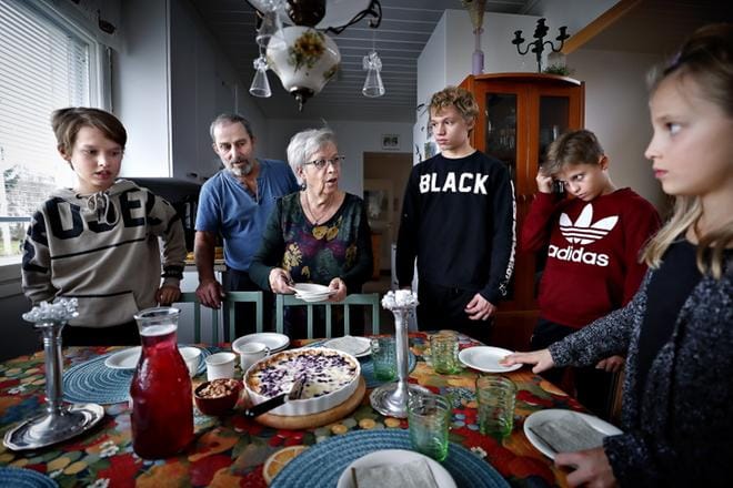 Lastenlapset kutsuvat sivanhempiaan mimmaksi ja vaariksi. Kuvassa vasemmalta Aapo Ropponen, Aapo Syväoja, Siukku Kuoppala, Iikka Syväoja, Lauri Ropponen ja Aino Syväoja. KUVAT: TOMI KOSONEN