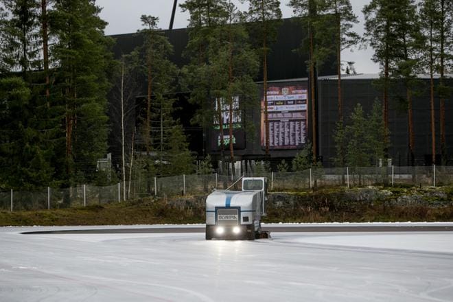 Seinäjoen isoa tekojäärataa on jäädytetty alkuviikosta lähtien. Viikonloppuna SU isännöi yhdessä Luisteluliiton kanssa valtakunnallisen jääleirin. KUVA: JAAKKO ELENIUS