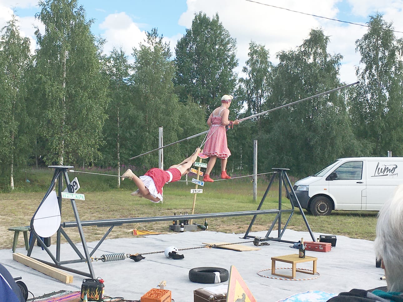Lumo Companyn modernin nykysirkustaiteen edustajat Hanna Moisala ja Milla Kurronen näyttivät taitojaan Livon kylätalon pihalla.