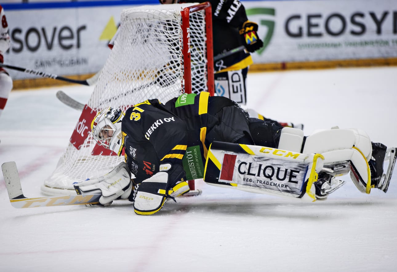 Kärppävahti Leevi Meriläinen piti nollan 32 torjunnallaan.