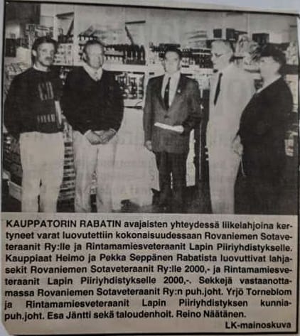 Sara Tuiskun perhe on toiminut yrittäjinä kolmessa sukupolvessa Rovaniemellä. Kuvassa Rabatin kauppiaat Heimo ja Pekka Seppänen luovuttavat lahjashekit Rovaniemen Sotaveteraaneille ja Rintamamiesveteraaneille.
