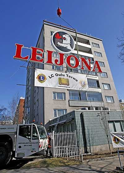 Leijona-kyltti palasi perinteiselle paikalleen vapunpäivänä Tuirassa.
