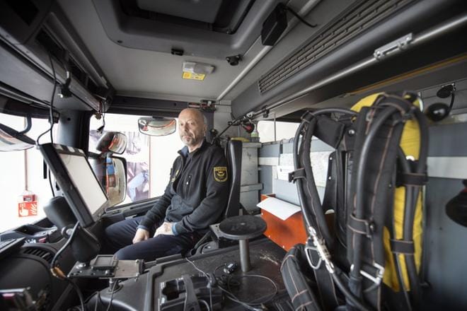 Asemamestari Timo Aaltonen on viettänyt 15 jouluaattoa töissä. Palomiehille joulut ja juhannukset ovat työpäiviä muiden joukossa. Kuva: Kimmo Penttinen