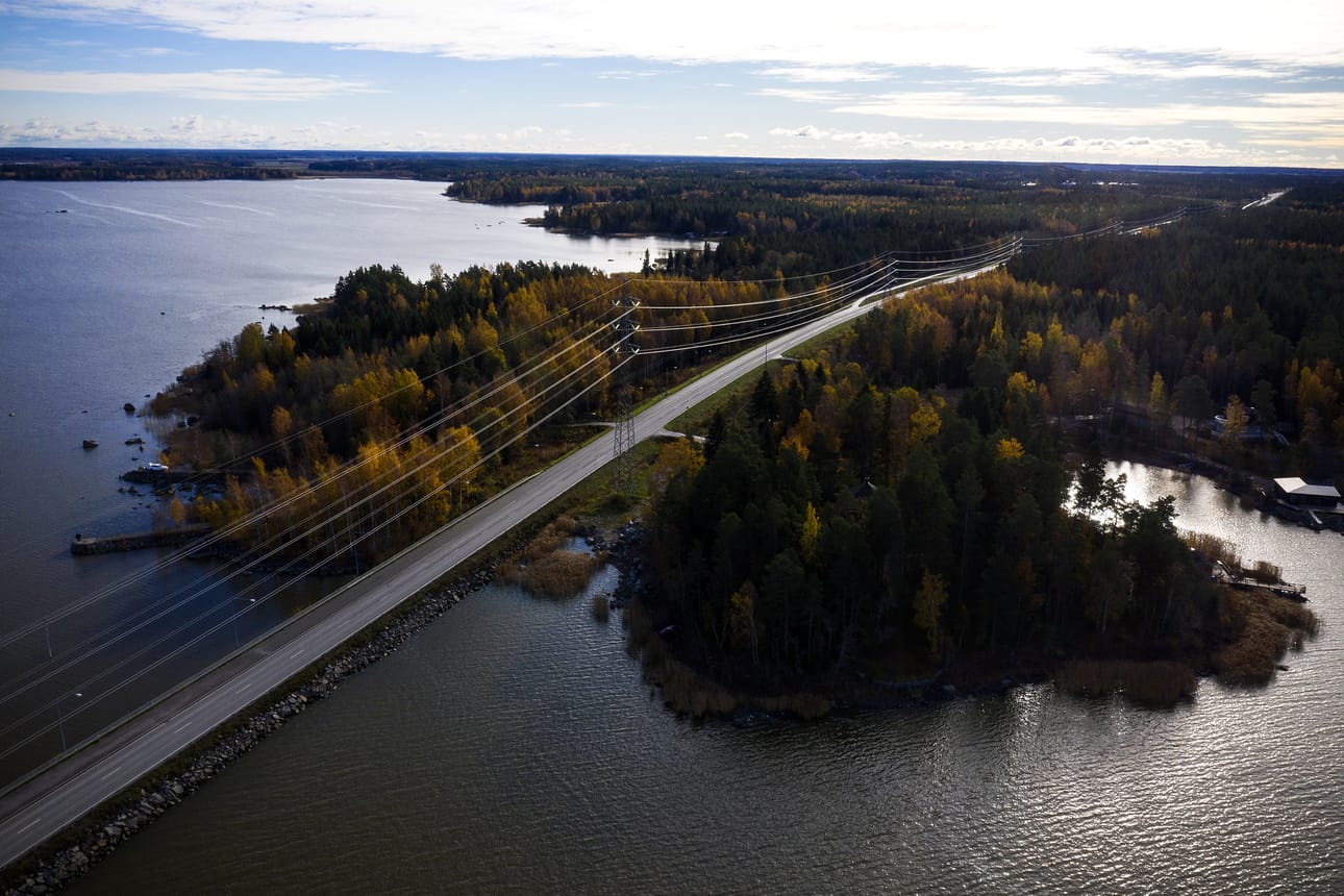 Vaasan Vaskiluodossa siivotaan öljyvahingon jälkiä. Ilmakuva on Vaskiluotoon johtavalta Sundomin sillalta. Arkistokuva.