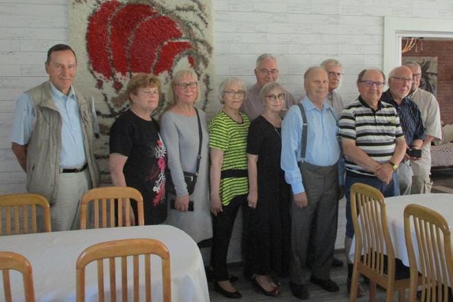 Alajärven lukiosta vuonna 1964 ylioppilaiksi kirjoittaneet kokoontuivat 2. heinäkuuta luokkakokoukseen. Kuvassa (vasemmalta oikealle) Antti Pokela, Maija Ekman, Marketta Mäkinen. Tuulikki Kjellback, Osmo Myllykangas, Sirkka Liisa Koponen, Markku Lähelmä, Hannu Heikkilä, Oiva Yli- Mannila, Markku Juuti, Erkki Kantola.