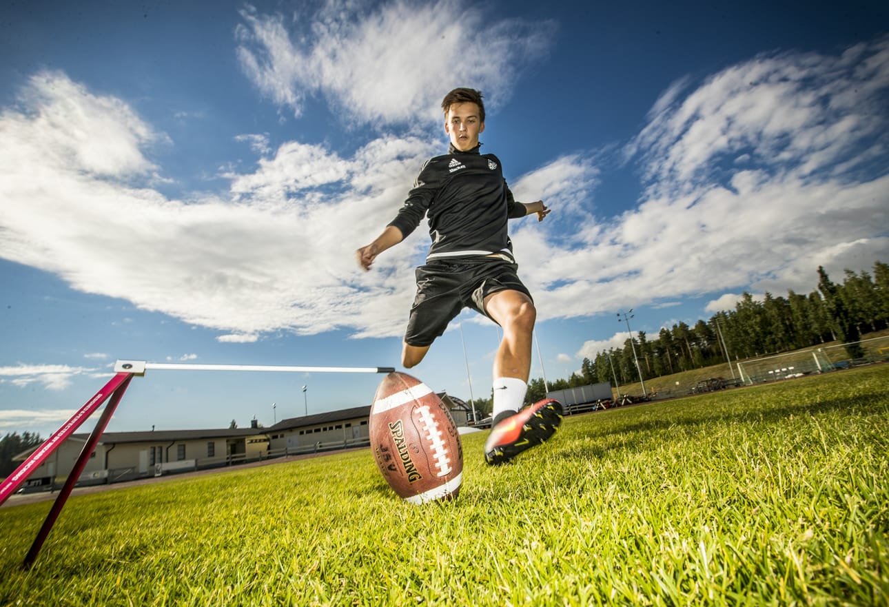 17-vuotias Roope Niskanen tutustui amerikkalaiseen jalkapalloon vaihto-opiskeluvuotenaan Amerikassa. Kempeleläisestä tuli lukionsa potkaisijasensaatio, joka rikkoi Iowan osavaltioennätyksen.