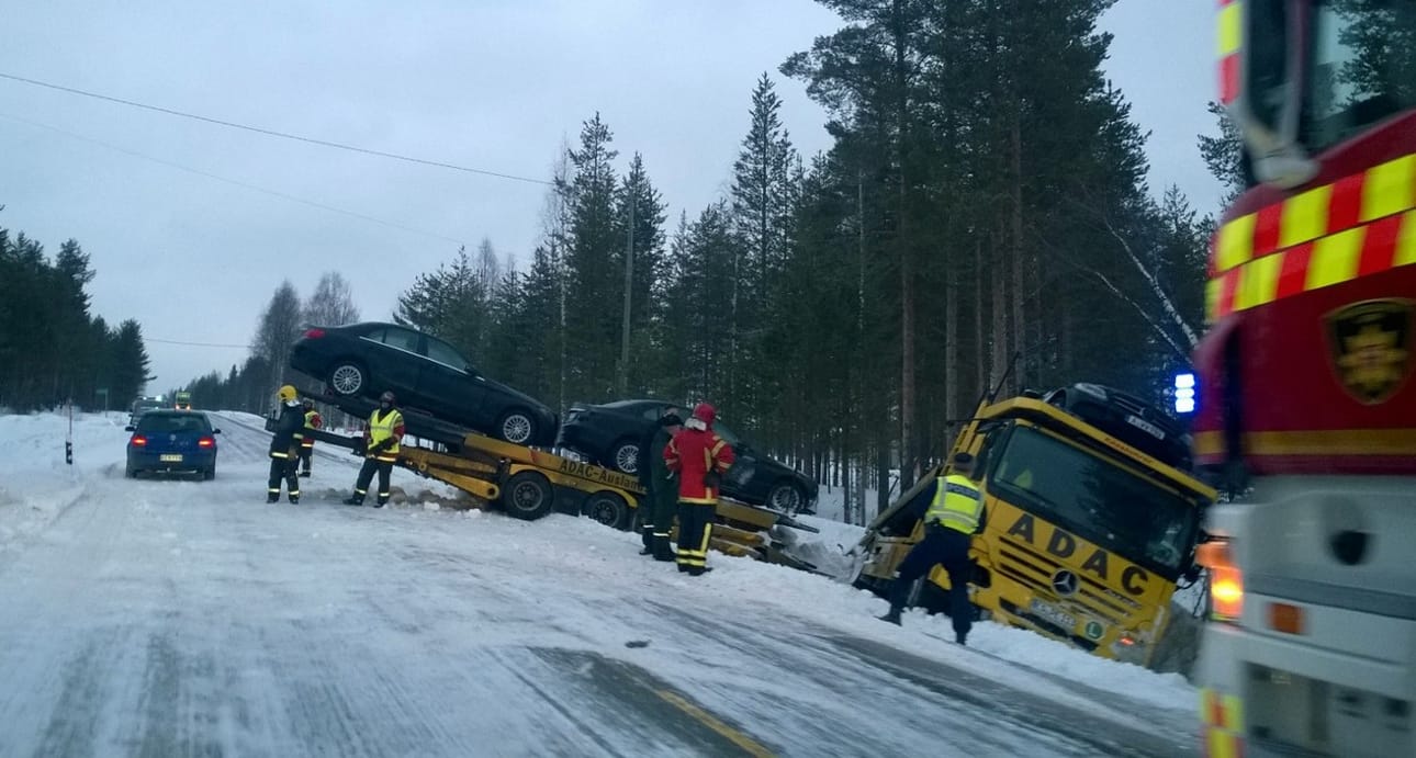 Valtatie 21 Muonion ja Kolarin välillä on osittain suljettu liikenteeltä onnettomuuden vuoksi. Ainoastaan henkilöautot pääsevät ohi onnettomuuspaikalla.