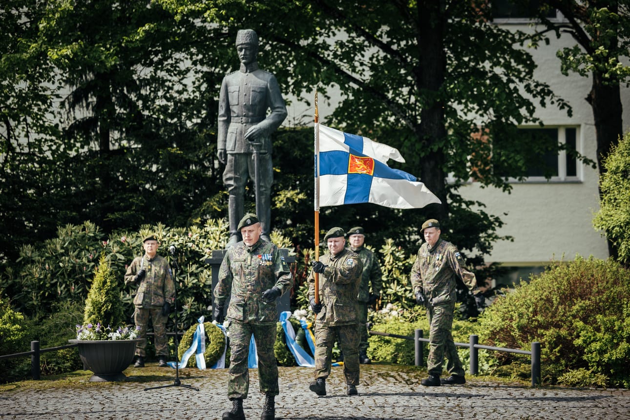 Mannerheimin patsaalle laskettiin seppeleet merkkipäivän kunniaksi.