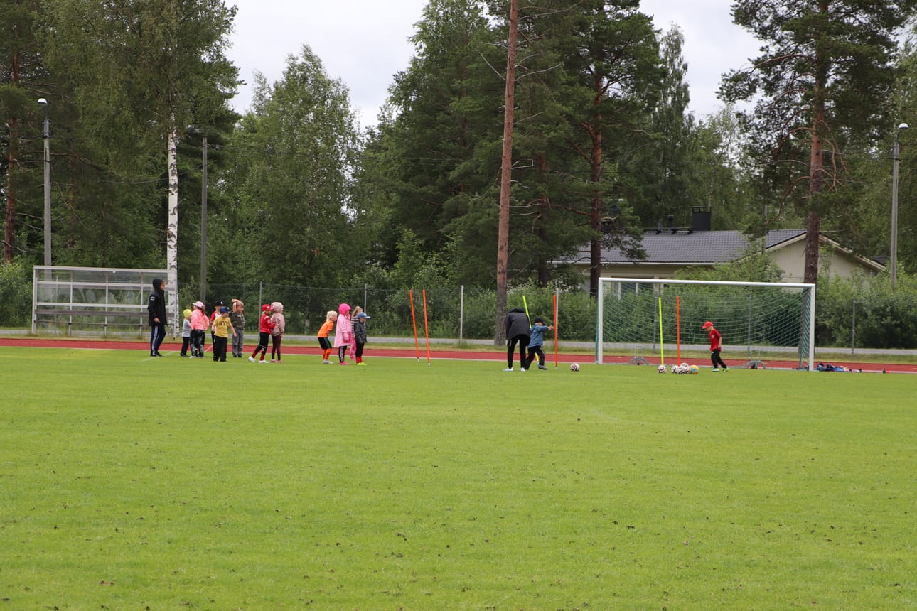 Maanantaina harjoiteltiin muun muassa pallon kuljettamista pujotteluradalla.