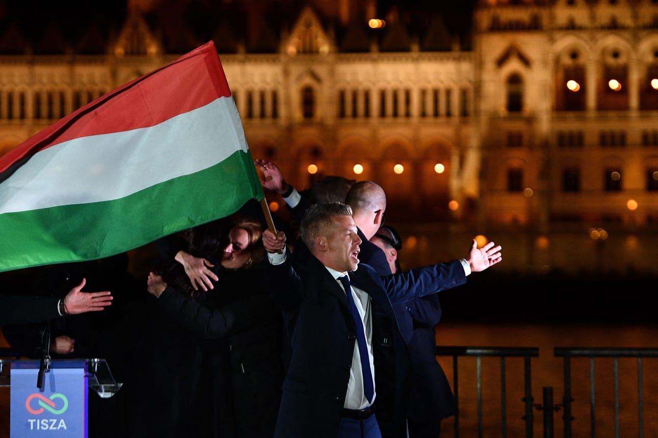 Tiszan johtaja Péter Magyar vei puolueensa murskavoittoon sunnuntaina käydyissä Unkarin parlamenttivaaleissa.