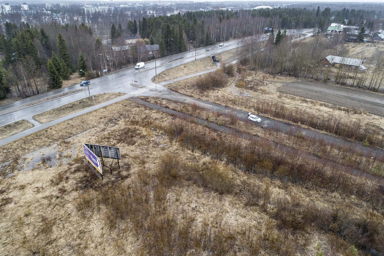 Raahen Portti Oy raivauttaa kustannuksellaan kauppakeskustontin toukokuussa, jos Raahen kaupunki myöntää raivaukselle luvan. Tontilla on tarkoitus tehdä samalla myös maaperätutkimus.