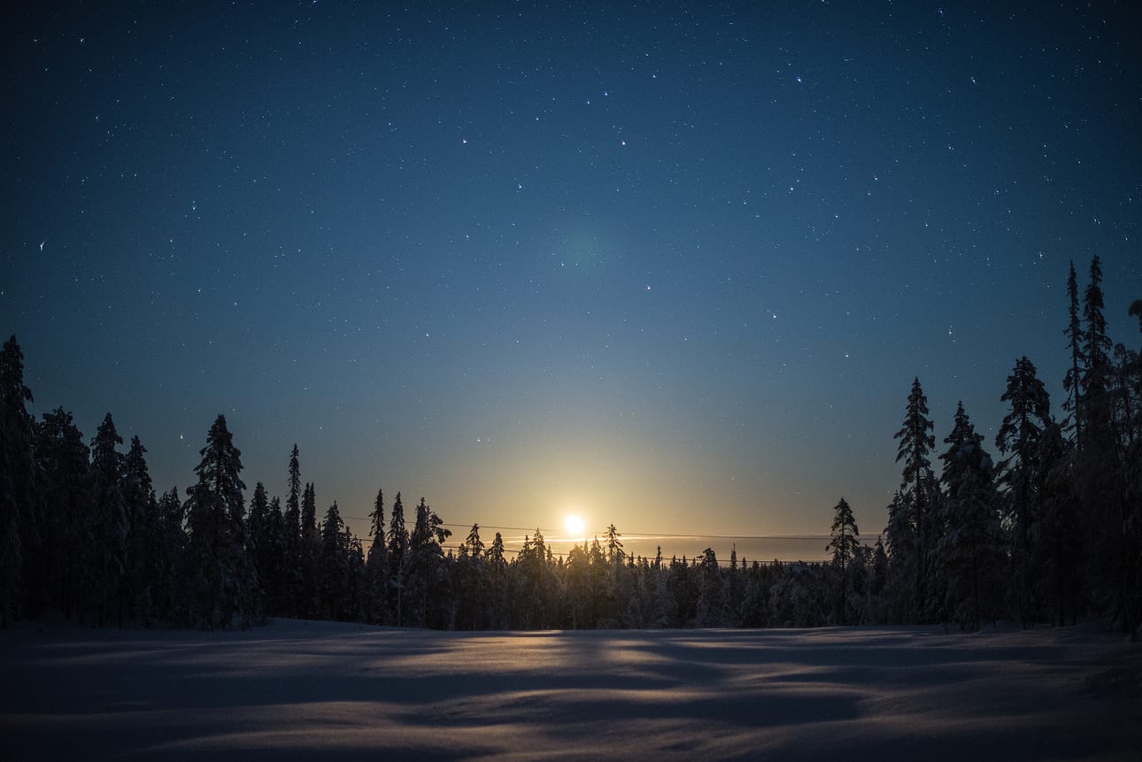 Vuoden pimeimpään aikaan on hyvä katsella pimeää tähtitaivasta.