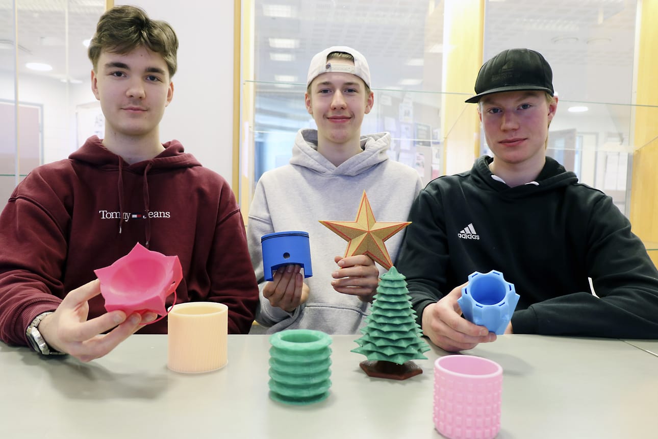 Viljami Mäenpää, Joonas Rissanen ja Niilo Sorvoja aloittivat 3D-mallintamisen opinnot aivan nollasta. Oulaisten lukion opiskelijat saivat suunnitella omia käyttöesineitä syyslukukauden aikana. Syntyi kukkapurkkeja, osia autoon ja lahjoja tuttaville.