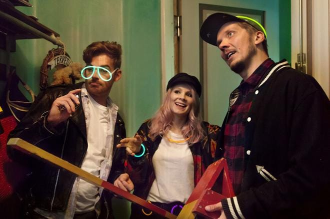 Lauri Tilkanen (vasemmalla), Pamela Tola ja Eero Ritala tempoilevat komediasarjassa nuoruuden ja aikuisuuden välimaastossa. KUVA: Jaana Rannikko / Elisa Viihde
