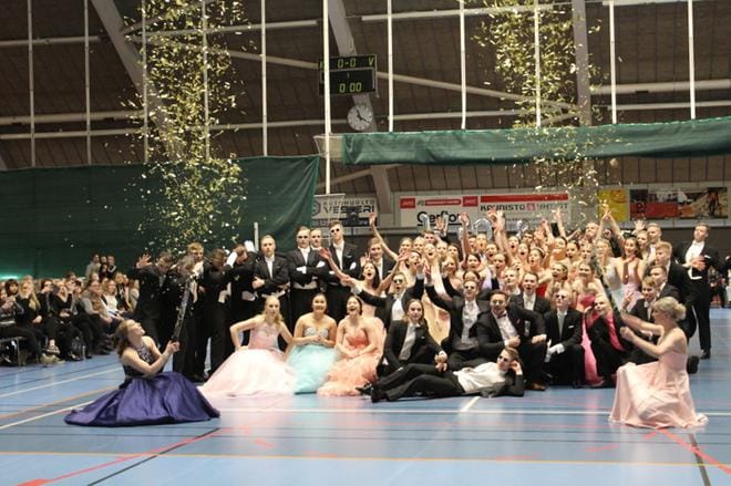 Koulun vanhimmat ottivat ilon irti. KUVAT: EMILIA RANTANEN