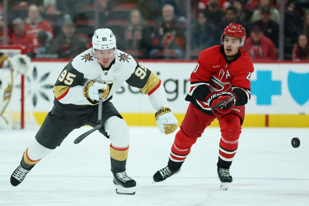 Carolina Hurricanesin suomalaiskolmikosta eniten jääaikaa sai Sebastian Aho (oik.). LEHTIKUVA/AFP