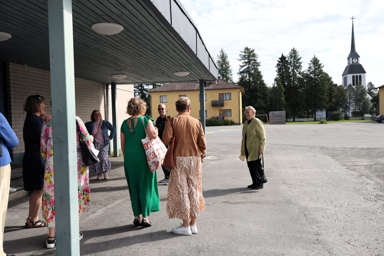 Luokkakokousta viettänyt koulukaverusten joukko vastaanotti yläasteaikaisen opettajansa Maija Salmivaaran (oikealla) mukaan muistelemaan Kirkkokedon koululle.