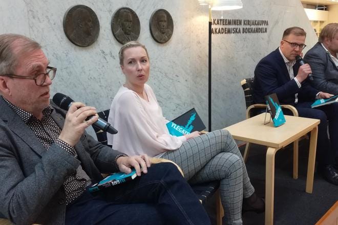 Jouni Tervo (vas.) haastattelee Ylegate-kirjan kirjoittajia Salla Vuorikoskea, Jussi Erosta, ja Jarno Liskiä Helsingissä tiistaina. KUVA: Ossi Rajala