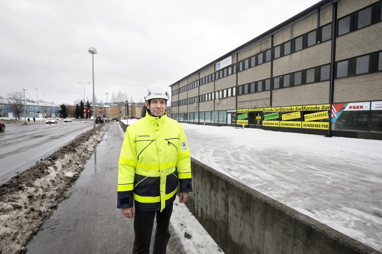 Puistokadun, Uudenkadun ja Isokadun kulmassa sijaitsevaan Leverinkulmaan aletaan rakentaa ns. ympyrätaloa. Talo on jo tyhjillään. Skanskan Jukka Harjunpää kuvassa.