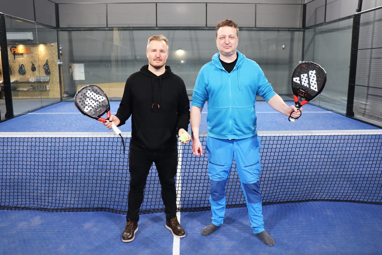 Janne Niemelä (vas.) ja Jukka Kunnari ovat padelkentällä.