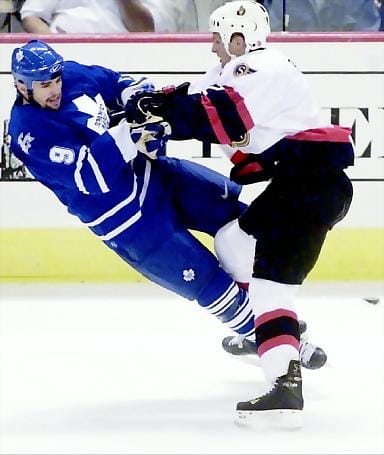 Toronto Maple Leafsin Josh Holden (vas.) törmää harjoitusottelun tiimellyksessä Ottawa Senatorsin kovaotteiseen Brian Pothieriin.