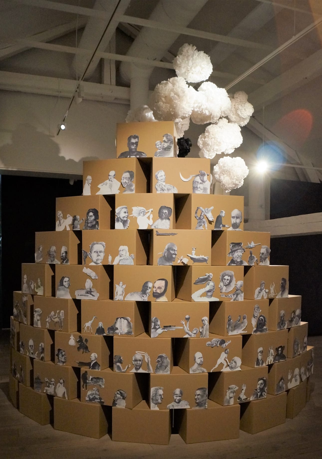 Markku Hakurin Taikavuori (2022) on koottu pahvilaatikoista ja uutiskuvien hahmoista.