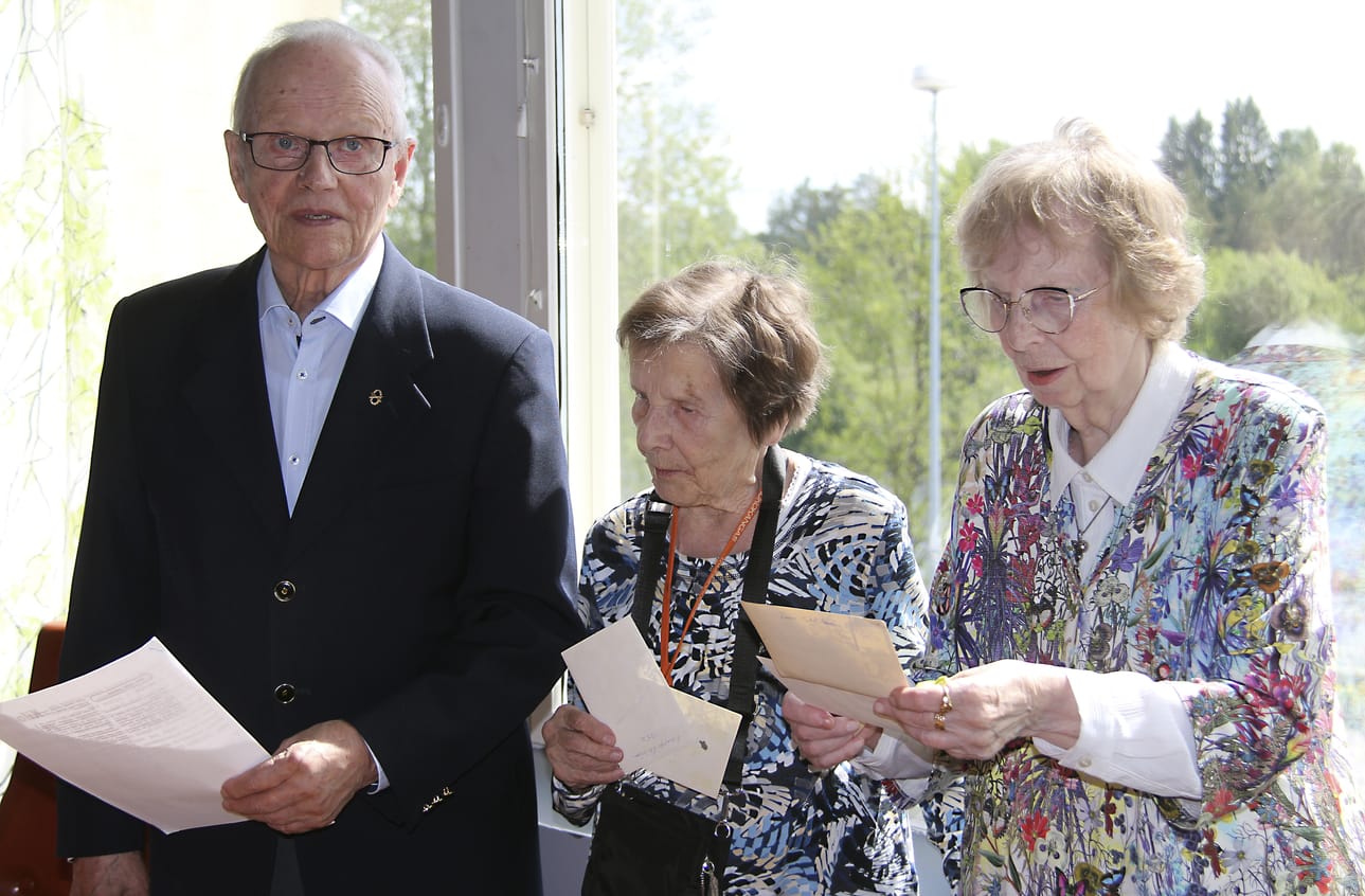 Mauno Pitkälä, Taina Arvio ja Toini Mikkelson muistavat tarkasti, miltä tuntui lähteä Pyhäjokialueelta edustamaan pääkaupunkiseudulle yli 70 vuotta sitten. Kuva-arkiston aarteiden myötä on mukava palata soitto- ja kansantanssitunnelmiin.