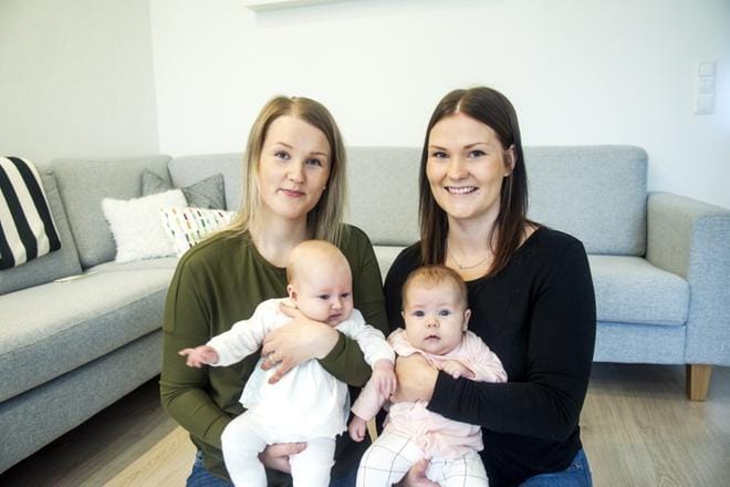 Serkusten Lyken (vas) ja Violan yhteinen matka alkoi synnytyslaitokselta. Äidit Jonna Koivunen ja Henna Niemi saanevat varautua siihen, että tämä kaksikko tulee keksimään yhdessä yhtä ja toista. KUVA: MINNA SALORANTA
