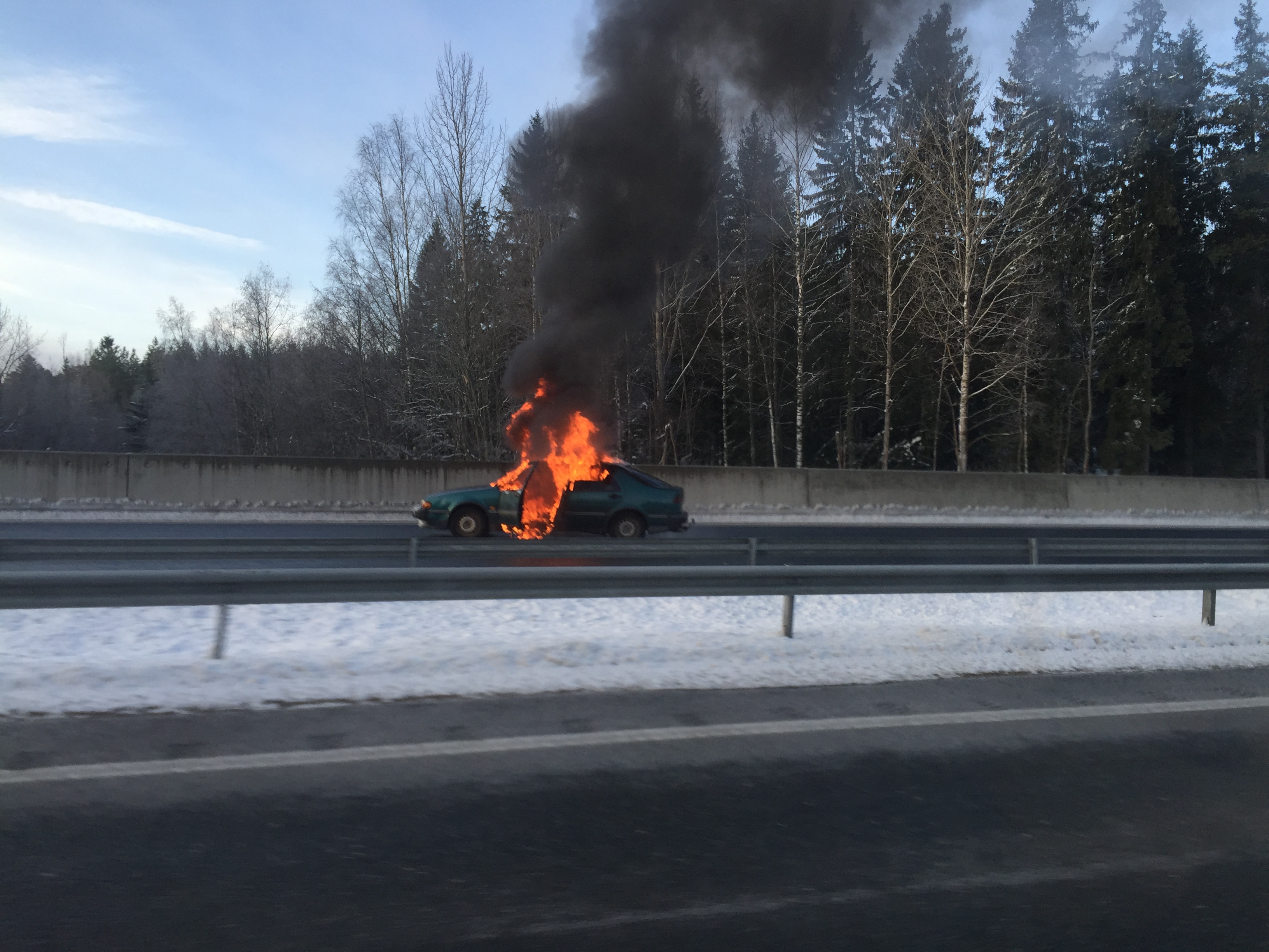 Yksi tekijöiden käyttämistä autoista tuikattiin tuleen ryöstöyrityksen päätteeksi.