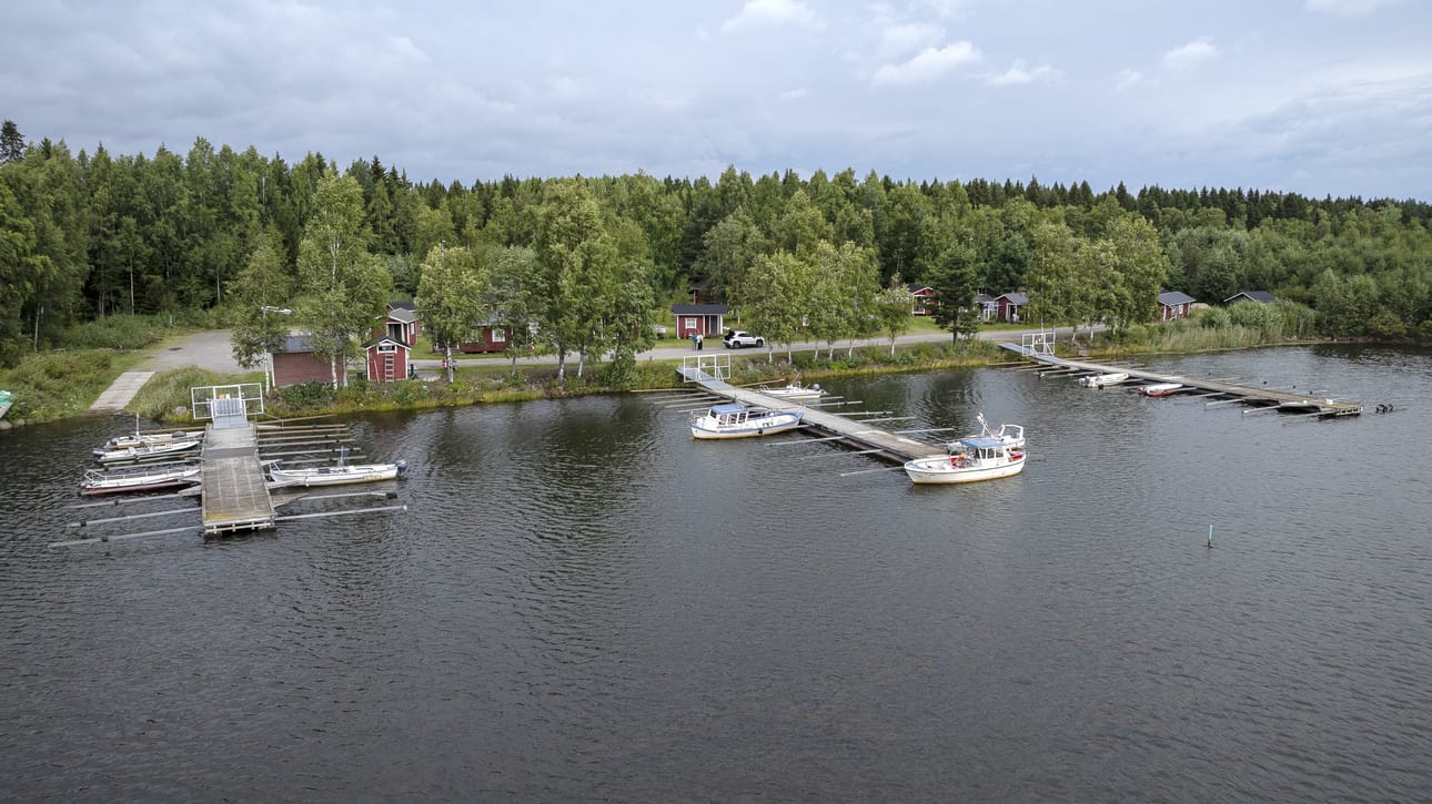 Mikonkarin venesataman laiturit piti uusia toukokuun loppuun mennessä, mutta tarjouskilpailun voittanut yritys ei siihen kyennyt. Nyt urakka on annettu paikallisen yrityksen hoidettavaksi.