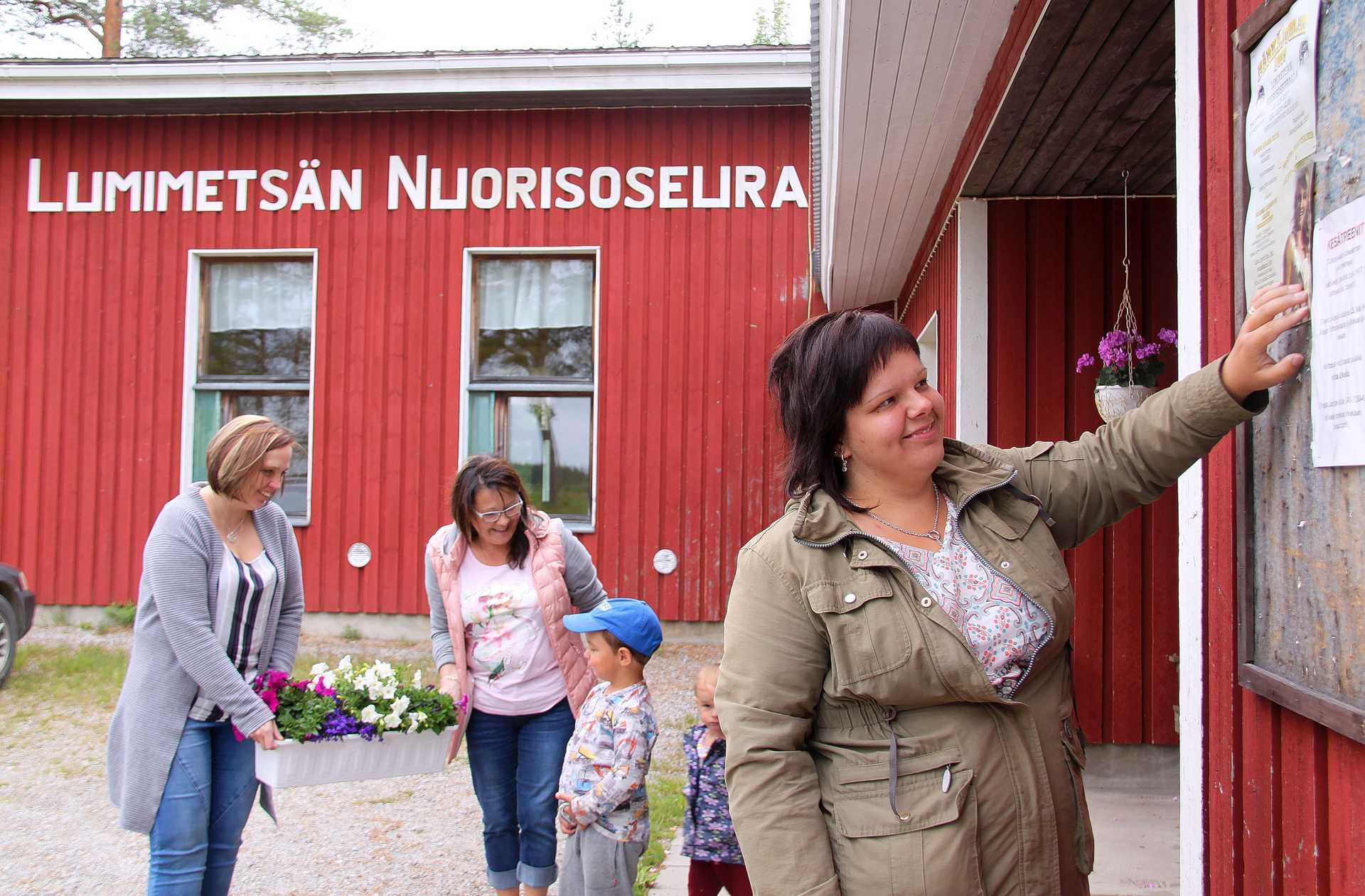 Miia Koskela (oik.), Sanna Törmikoski ja Raija Mustakangas paljastavat, että lumimetsäläiset tuovat Härkäjuhliin kantrimaisen hengen. Lauantain tapahtumaan he toivovat mahdollisimman paljon yleisöä myös naapurikunnista.