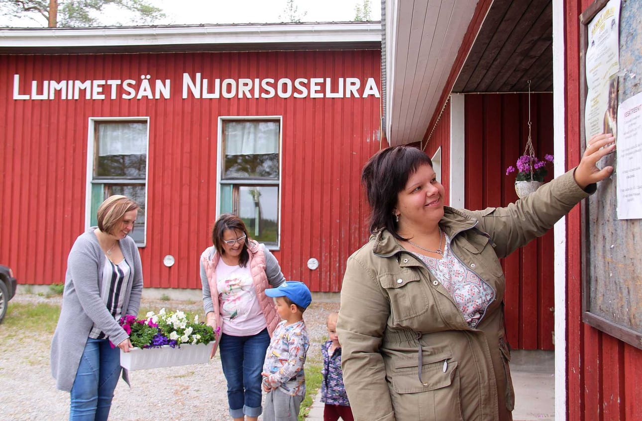 Miia Koskela (oik.), Sanna Törmikoski ja Raija Mustakangas paljastavat, että lumimetsäläiset tuovat Härkäjuhliin kantrimaisen hengen. Lauantain tapahtumaan he toivovat mahdollisimman paljon yleisöä myös naapurikunnista.