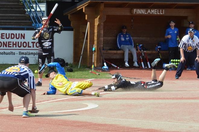 Lähellä, mutta niin kaukana. Ankkurien lukkari Miika Keski-Petäjä ei onnistunut aivan polttamaan Joensuun Tuomas Jussilaa kotipesässä. KUVA: MARKKU TURPELA