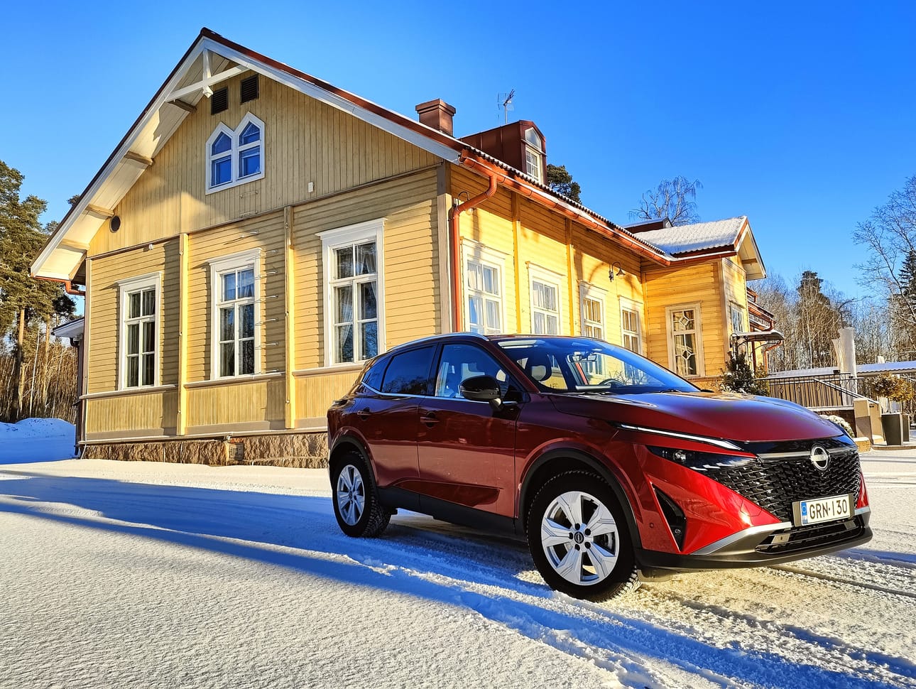 Valmistaja puhuu Nissan Qashqaista crossover-mallina. Yhtä perustellusti sitä voi pitää keskikokoisena SUV-luokan perhemaasturina.
