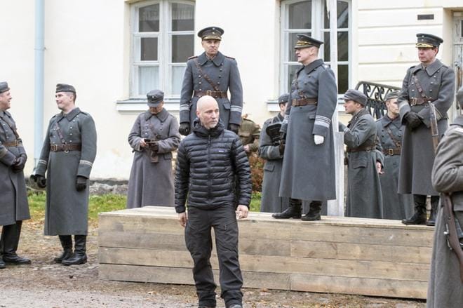 Tuntemattoman sotilaan kohtausta kuvattiin viime lokakuussa Suomenlinnassa. Ohjaaja Aku Louhimies kertoi, että Suomenlinna saatiin helposti lavastettua Petroskoiksi. Kuva: Kimmo Penttinen