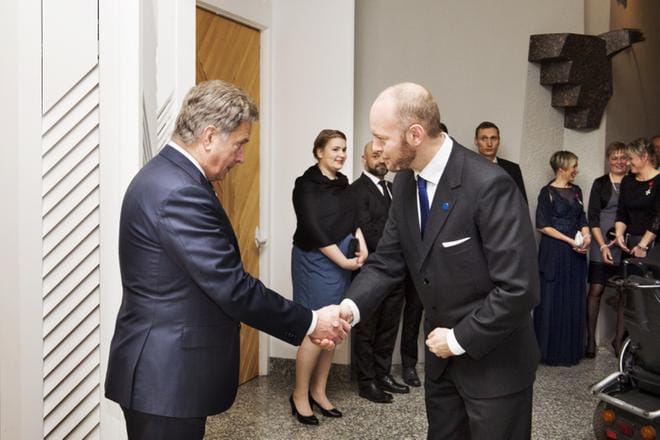 Presidentti Sauli Niinistö ja urheiluministeri Sampo Terho (sin.) tapasivat Suomen Leijonan I luokan ritarimerkin ja ritarimerkin saaneita urheilijoita joulukuussa Mäntyniemessä. KUVA: Emilia Kangasluoma / Arkisto