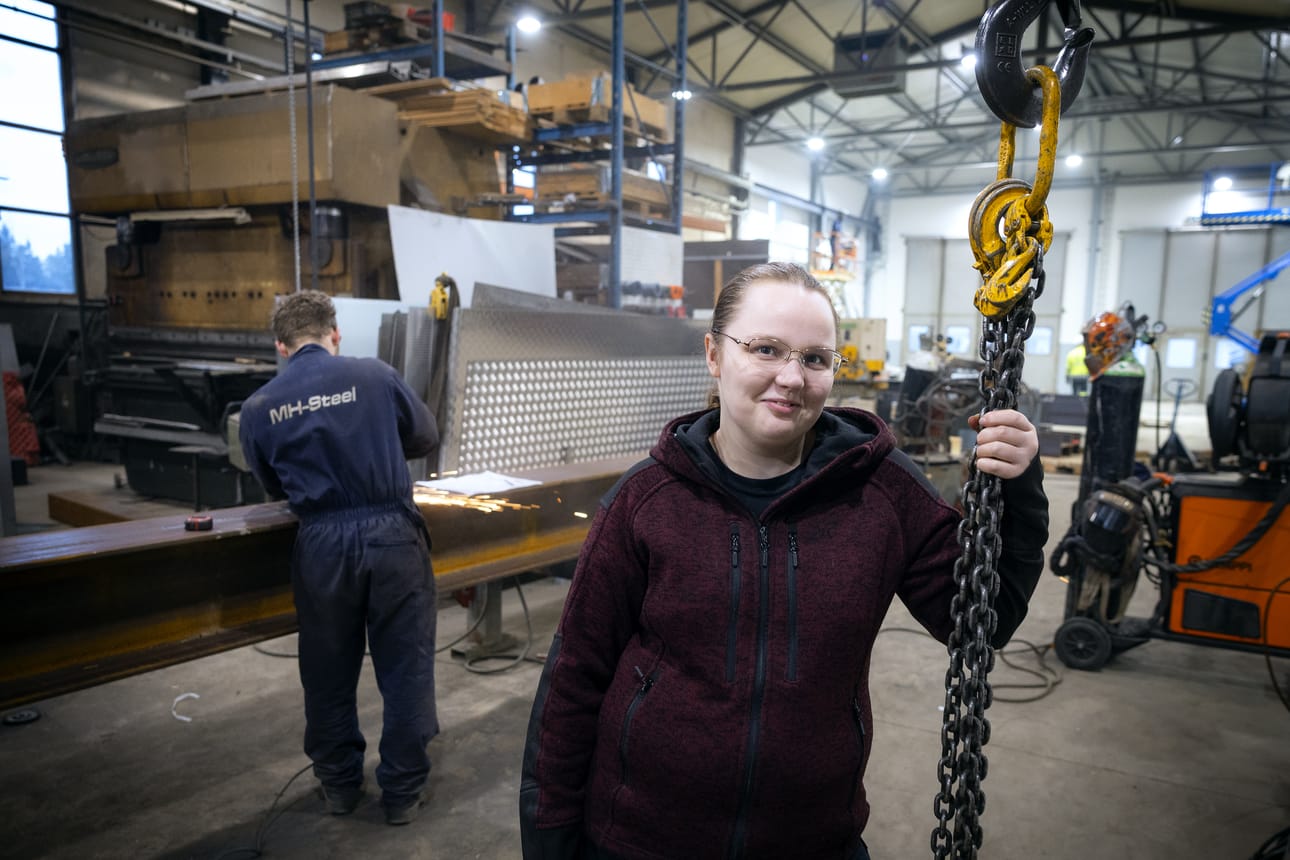 Toimitusjohtaja Emilia Karp, 27, pyörittää metallialan yritystään Mustasaaressa.