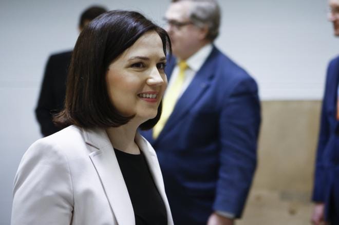Opetusministeri Sanni Grahn-Laasonen (kok.) saattaa hakea apua lainsäädännöstä tilanteisiin, joissa yliopistojen rakennetta muutetaan. Hän tuntee Vaasan yliopiston kielitieteen henkilöstön ja opiskelijoiden pulmat. Kuva: Samppa Toivonen