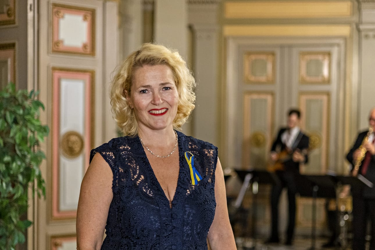 Miapetra Kumpula-Natri oli somistanut tummansinisen juhla-asunsa Ukraina-ruusukkeella – Ukrainan asia kulkee vierellä koko ajan, hän sanoi.