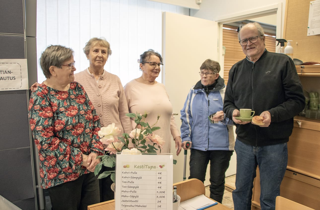 Eläkeliiton Kestilän yhdistyksessä kyläradio otettiin innolla vastaan. Puheenjohtaja Markku Rantanen sekä Raija Keihäskoski, Tuula Karioja, Arja Mäläskä ja Kaisu Kylmäaho olivat kuitenkin helpottuneita kuullessaan, ettei radio ole vaikeakäyttöinen ja siihen on tulossa myös hyvät käyttöohjeet.