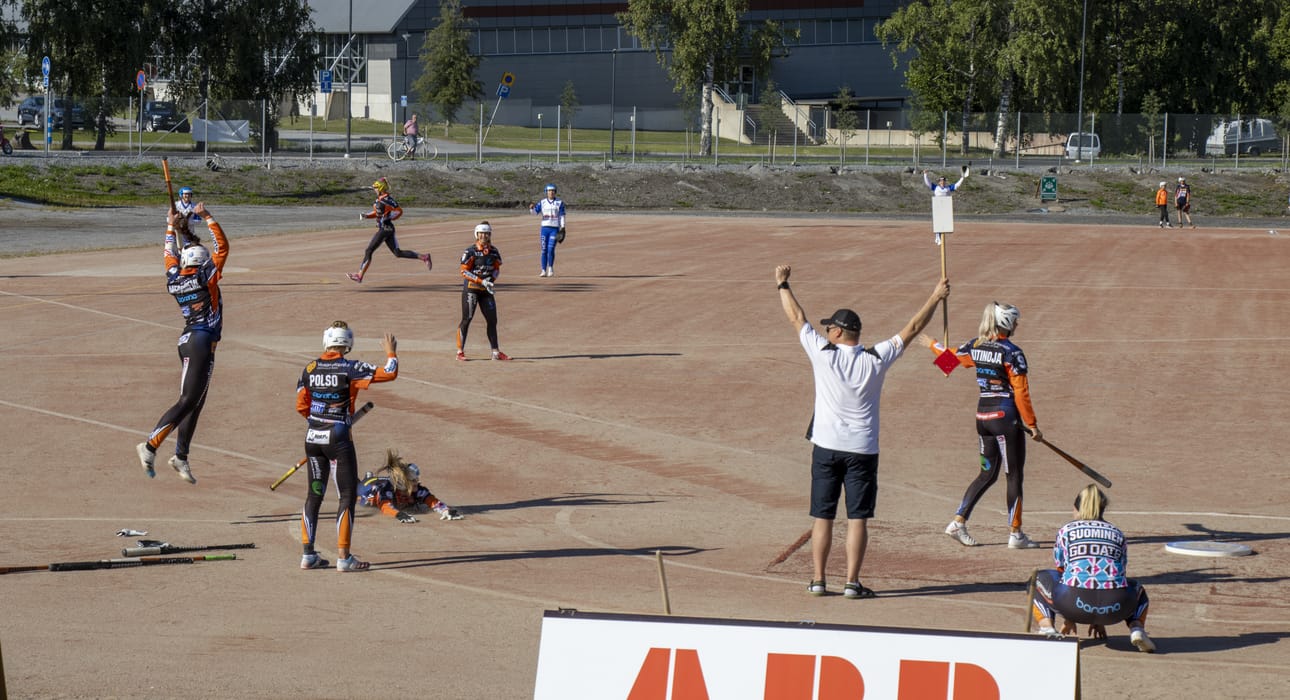 Mailattaret juhli kotonaan Hietalahdessa viimeisen runkosarjaottelun onnistumisiaan.