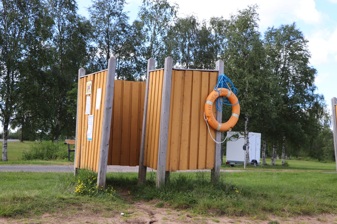 Kaikilla Pudasjärven yleisillä uimarannilla on wc, pukutilat ja laituri.