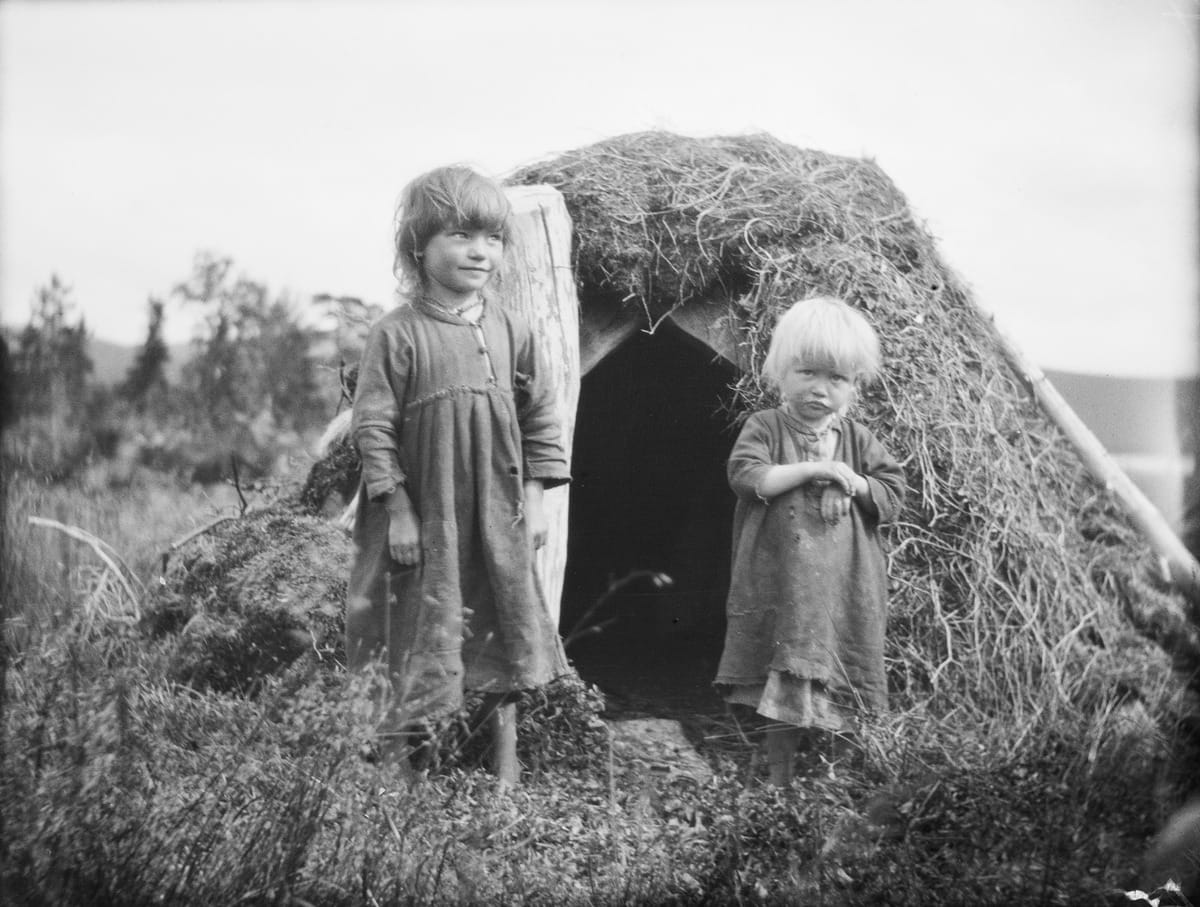 Samuli Paulaharjun Lounajaurin kylässä kuvaamia tyttöjä vuonna 1914.