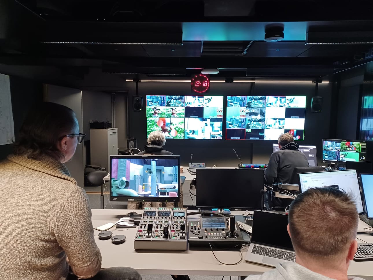 TV-studion ohjaamosta voidaan ottaa myös etäyhteys studion ulkopuolelle.