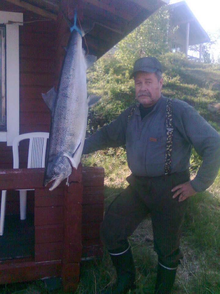Aimo Kilpelä 17,9 kilon isomuksen kanssa.